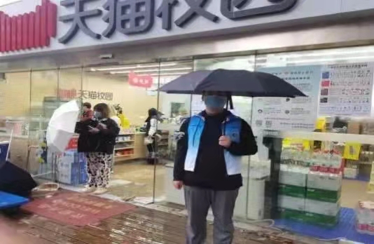 图为超市志愿者