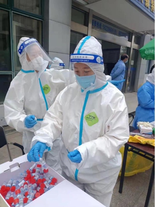王晶在社区核酸检测采集点工作