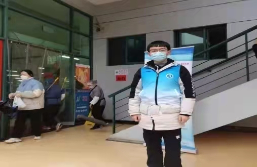 图为食堂志愿者