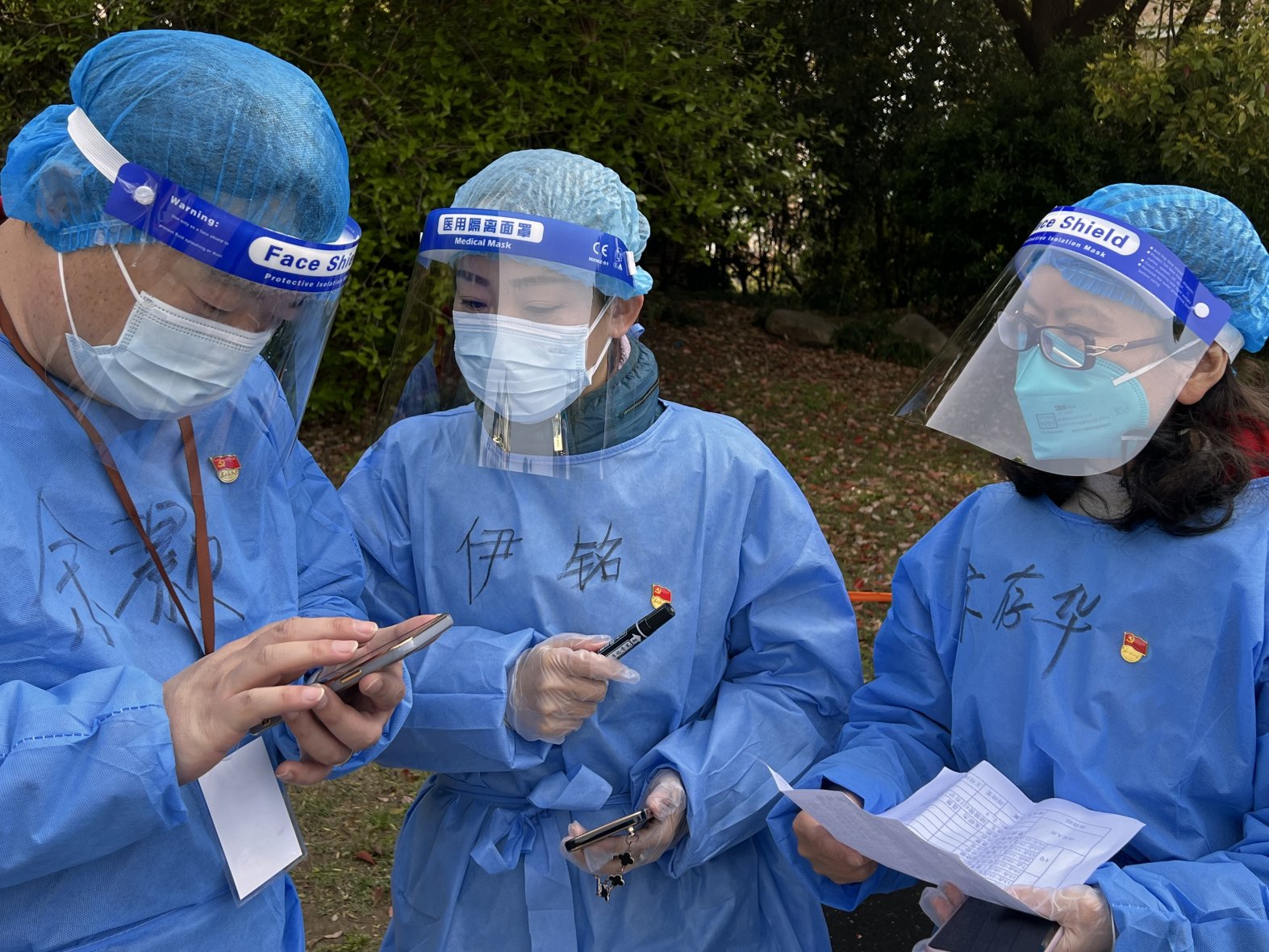 图为伊铭与志愿者在商讨今日工作安排