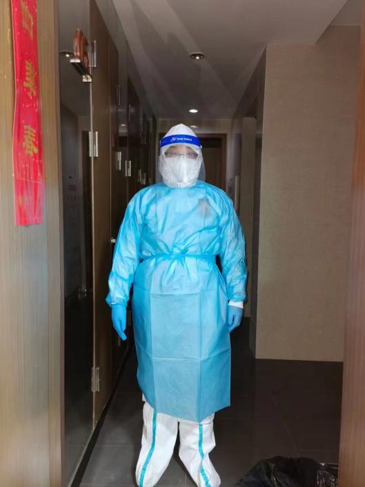 （图为梁华积极参与防疫志愿活动）