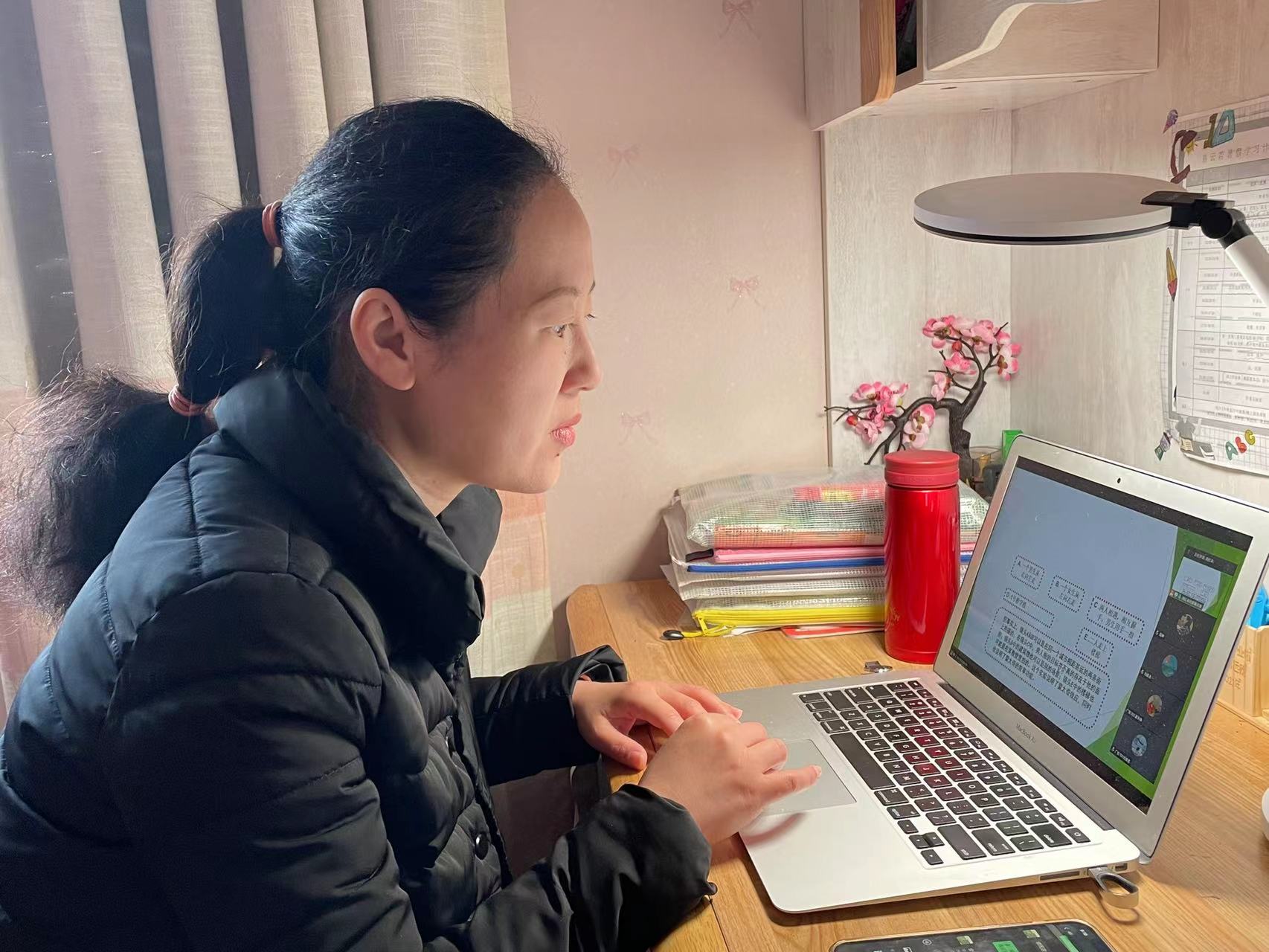 教职工第五党支部倪琳：居家上网课