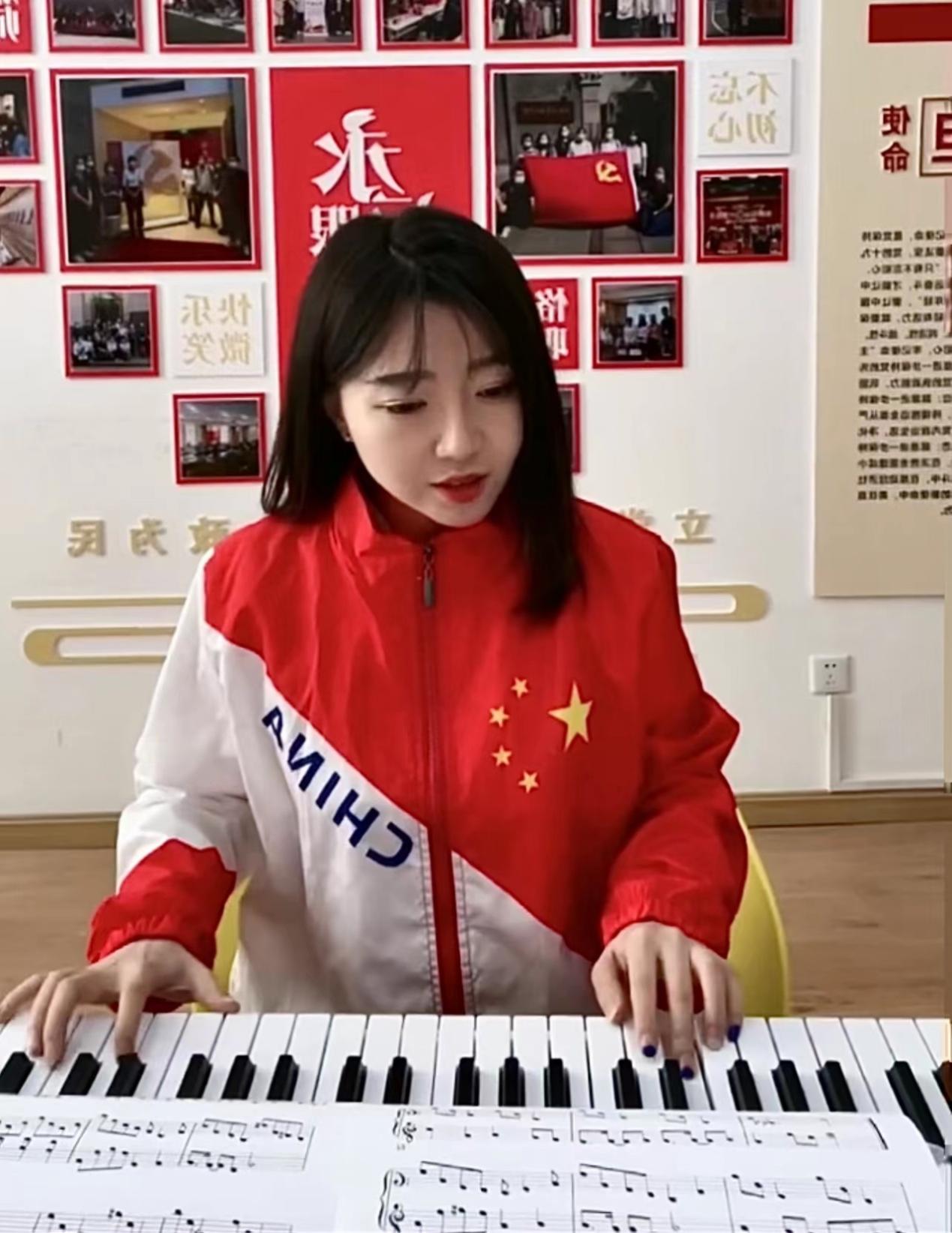 图为邵子轩老师钢琴弹唱