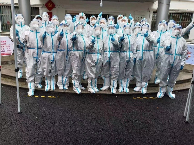 图为丛海涛老师参加志愿活动 图为丛海涛老师参加志愿活动