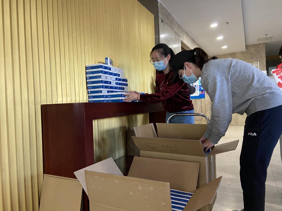 邹亚妮和王宇佳清点、分发抗原试剂