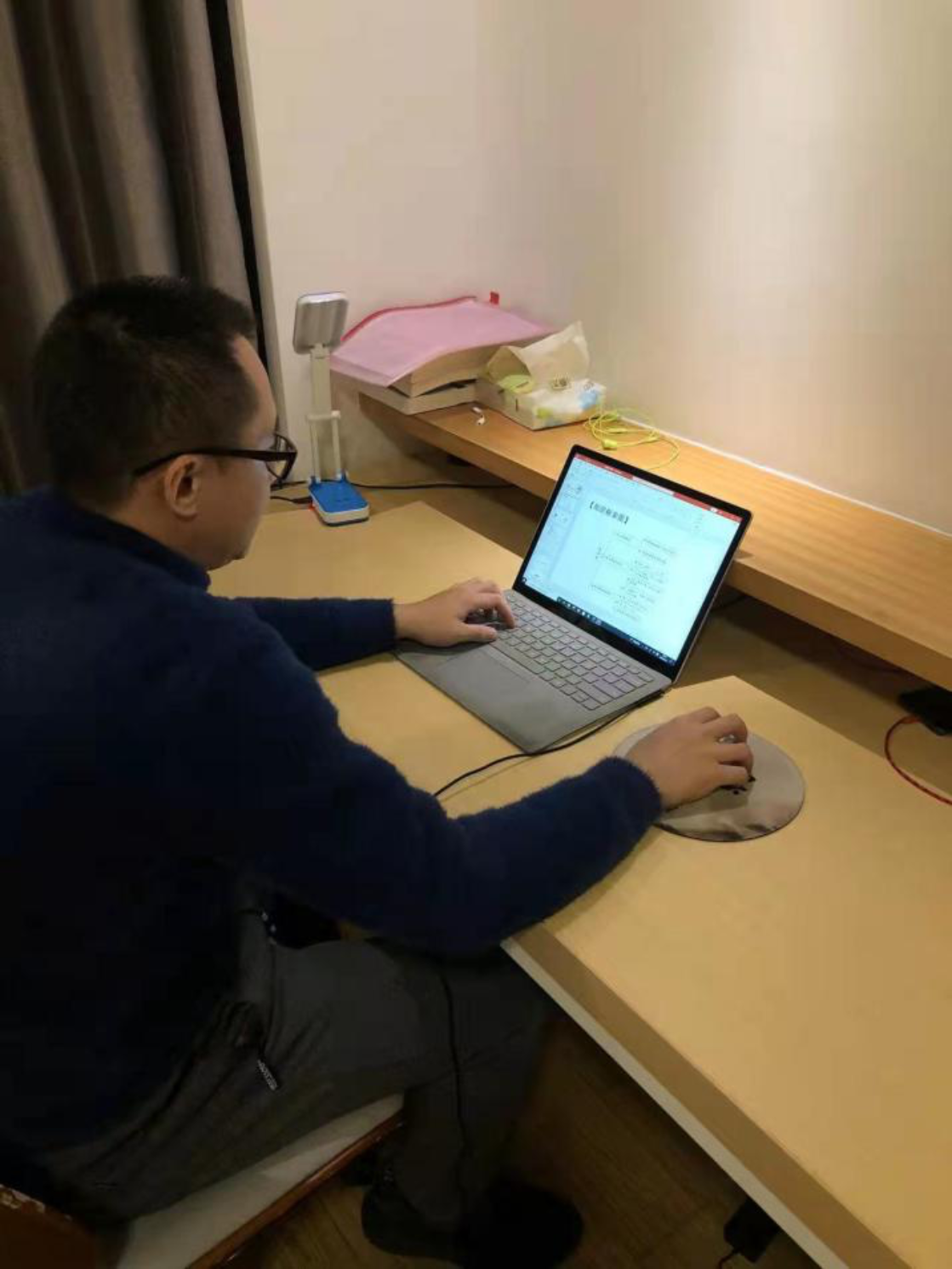 （图为尹老师校内进行线上教学准备）