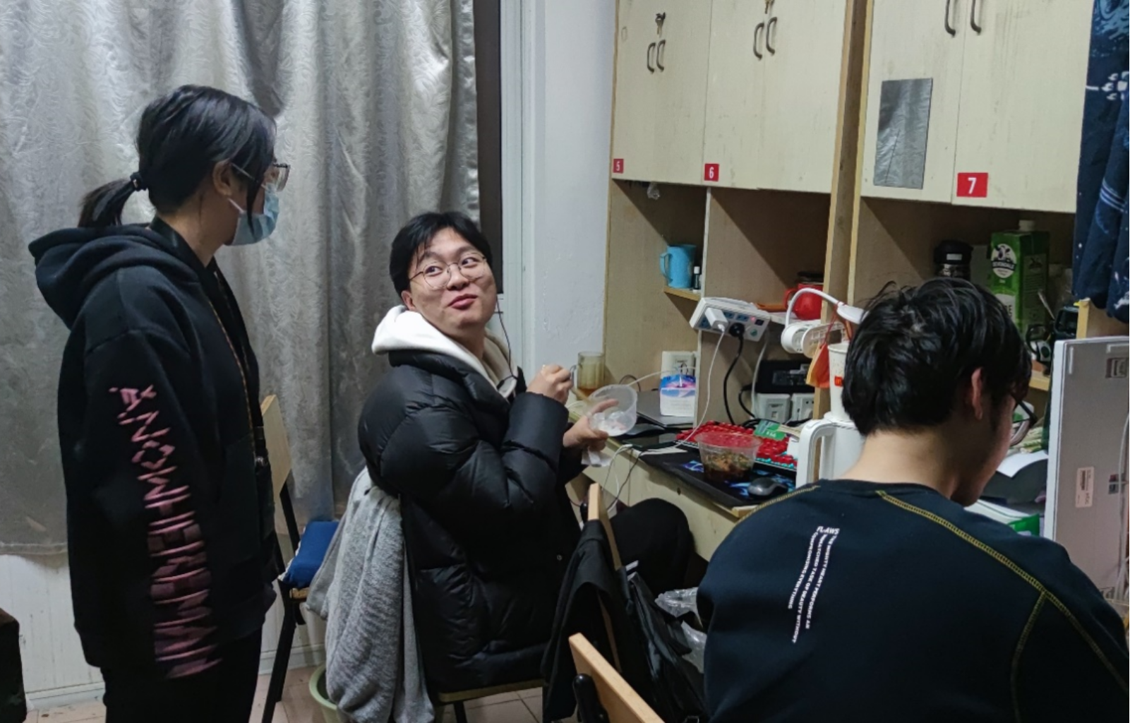 陈晓艺老师走访学生寝室