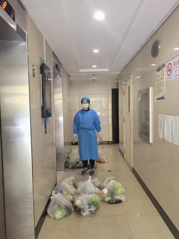 王未楼道派发物资