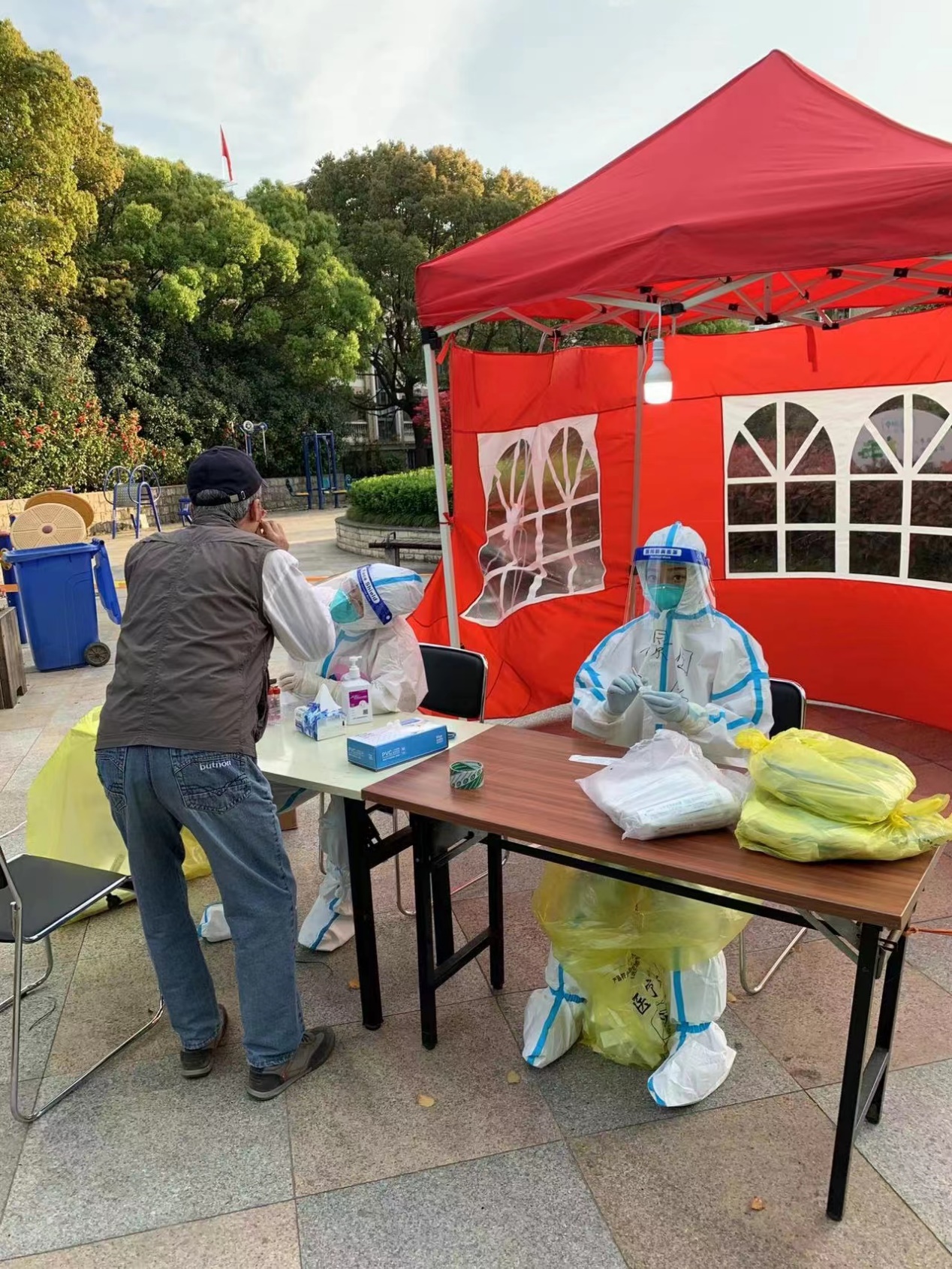 图为伊铭书记参加志愿活动 图为伊铭书记参加志愿活动