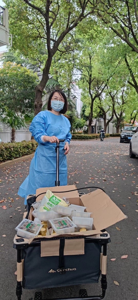 图为张海霞老师参加志愿活动 图为张海霞老师参加志愿活动