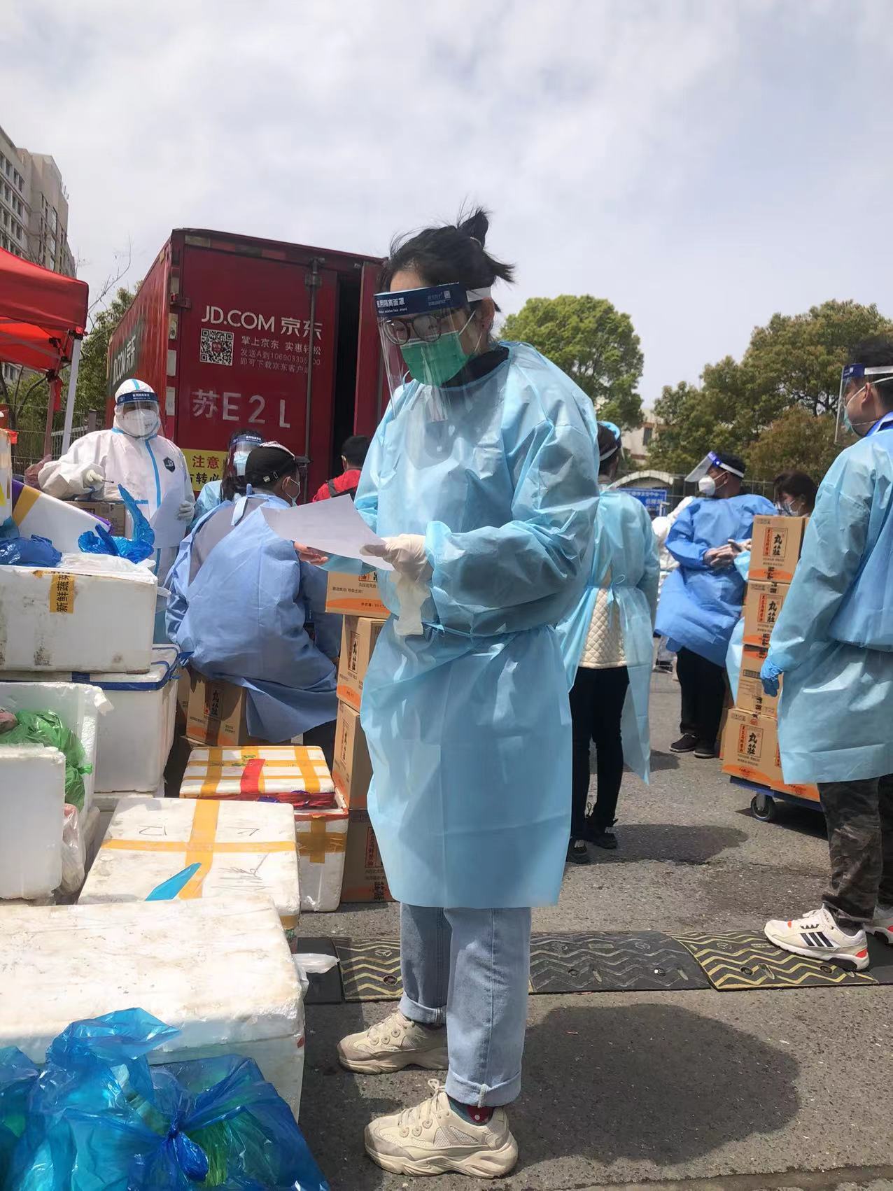 教职工第二党支部宣传委员张君安老社区防疫工作