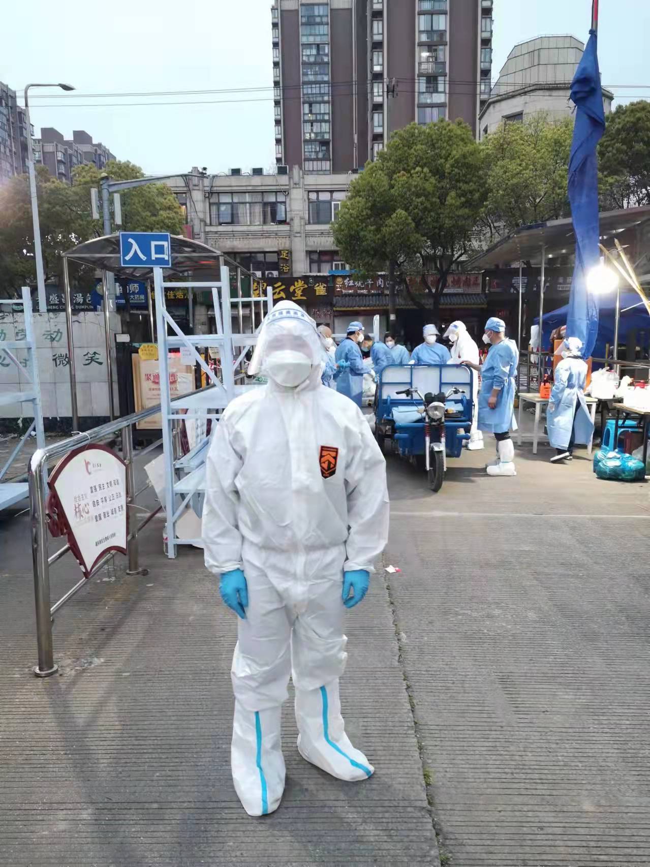 教职工第一党支部组织委员、法学系主任何爱华老师参加社区防疫工作