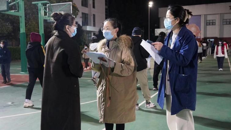 邹亚妮和王宇佳凌晨组织学生核酸检测