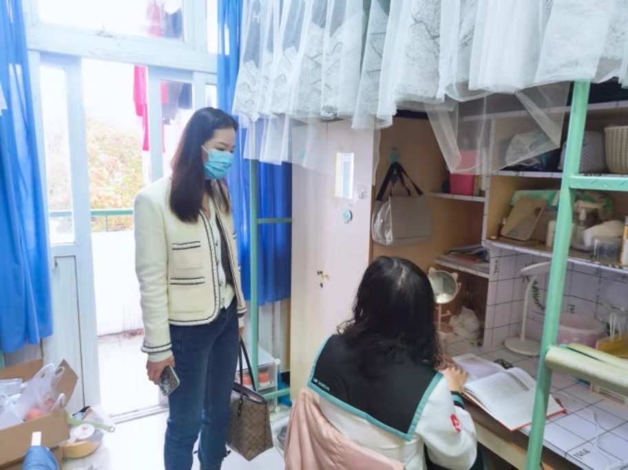 教师参与校内防疫工作