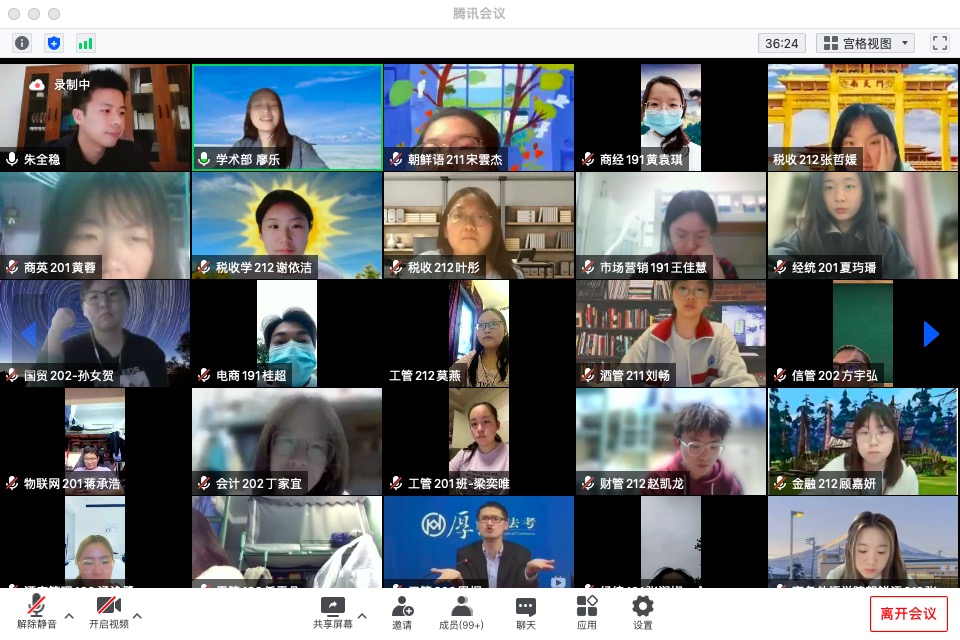 学生观看讲坛 学生观看讲坛