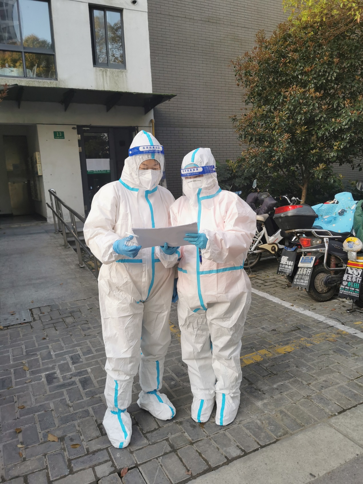 图为沈爱玲副书记参加志愿活动 图为沈爱玲副书记参加志愿活动