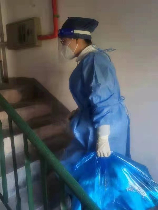 梁博楼道分发物资