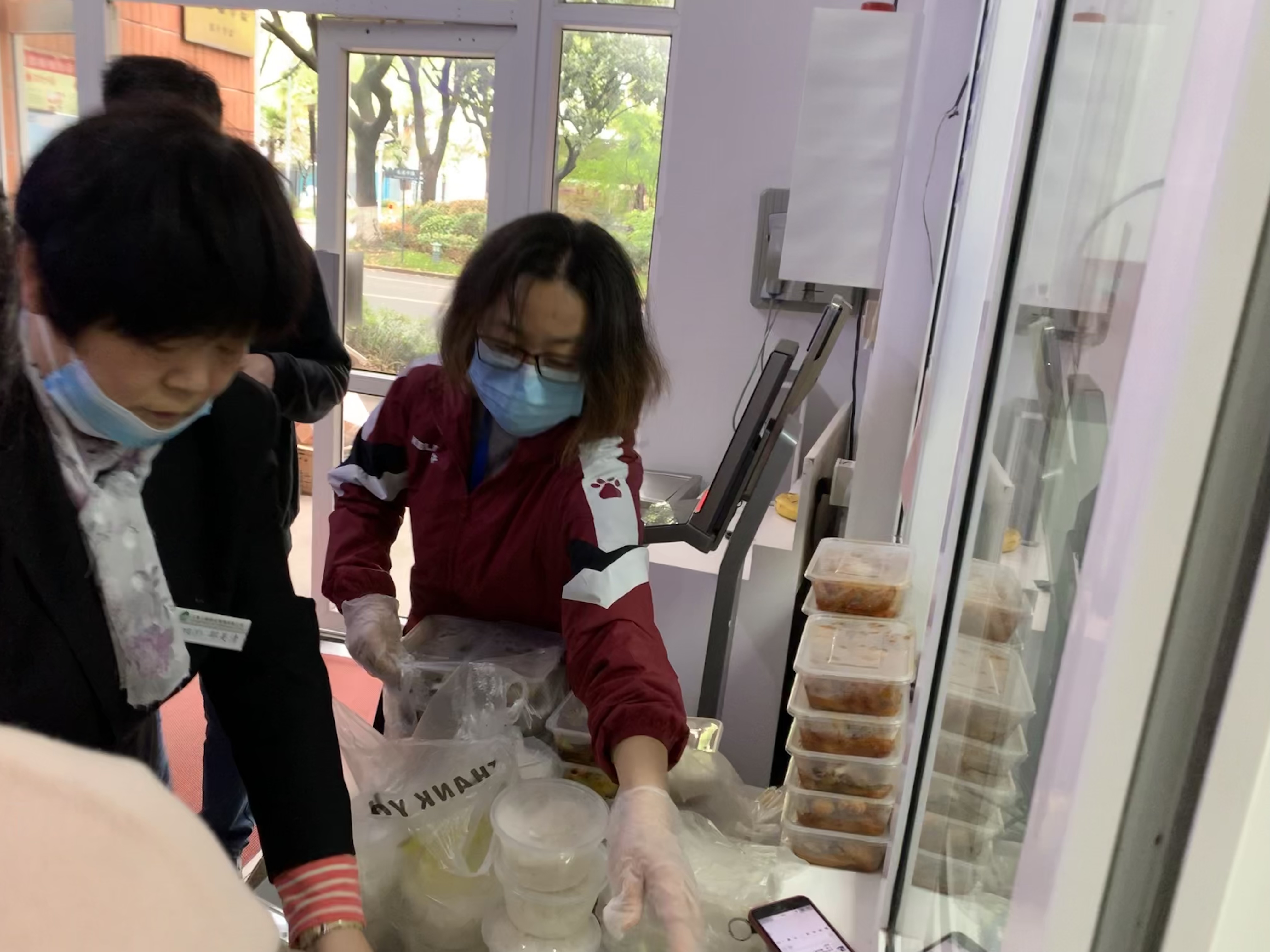 文法学院常务副院长卢宁教授为留校学生分配三餐