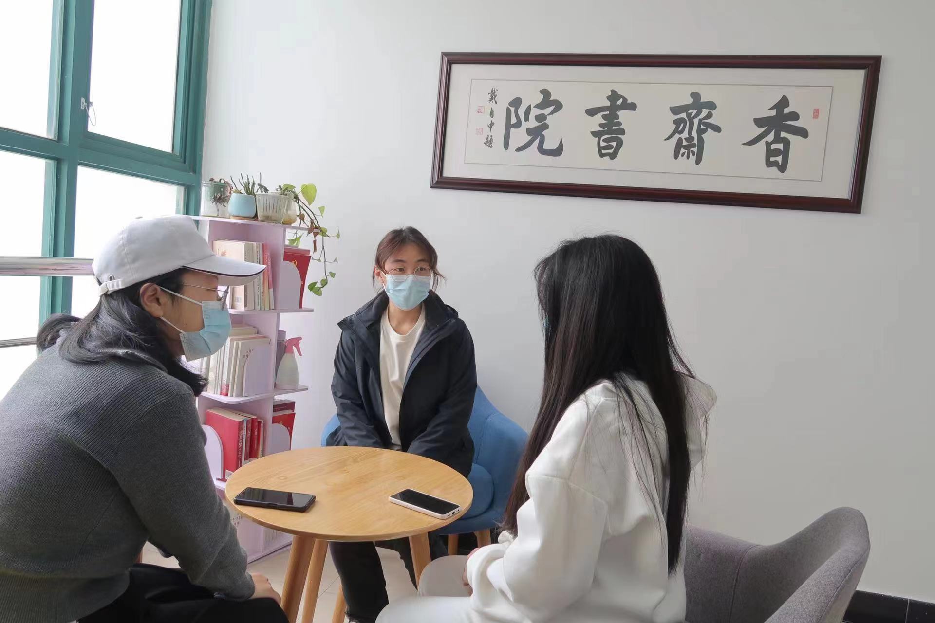 辅导员孙小烨与学生开展谈心谈话