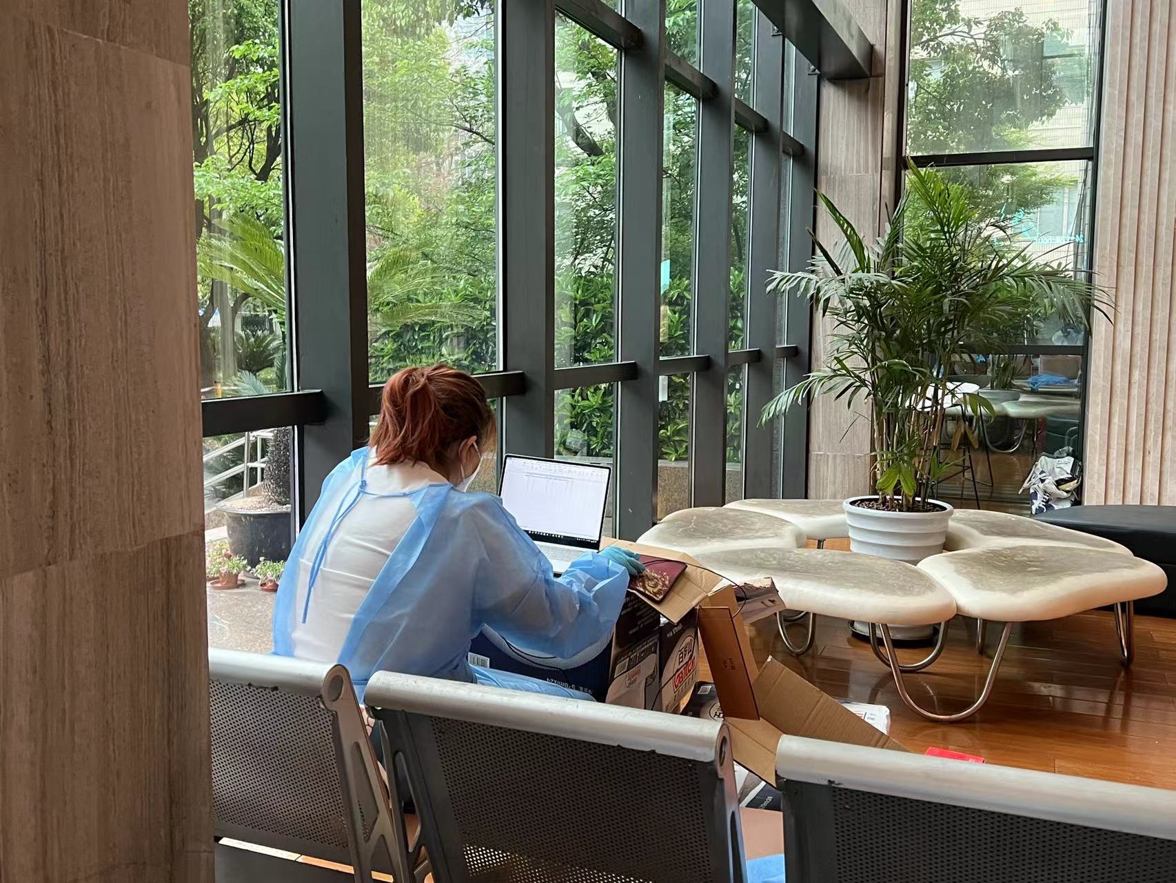 文法学院少数民族预科班辅导员迪娜尔老师在进行数据统计工作