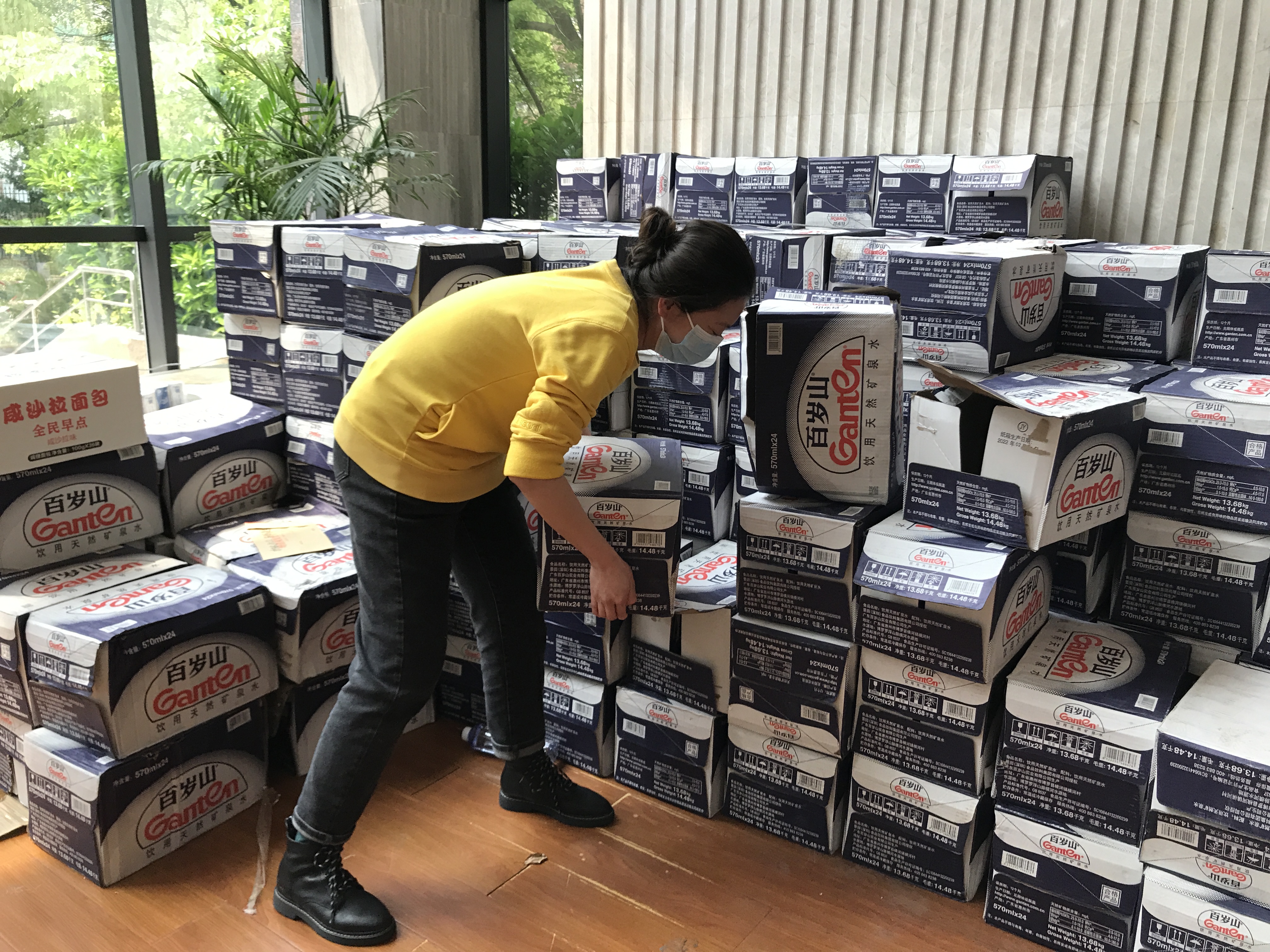 文法学院办公室主任李娜老师在搬运抗疫物资