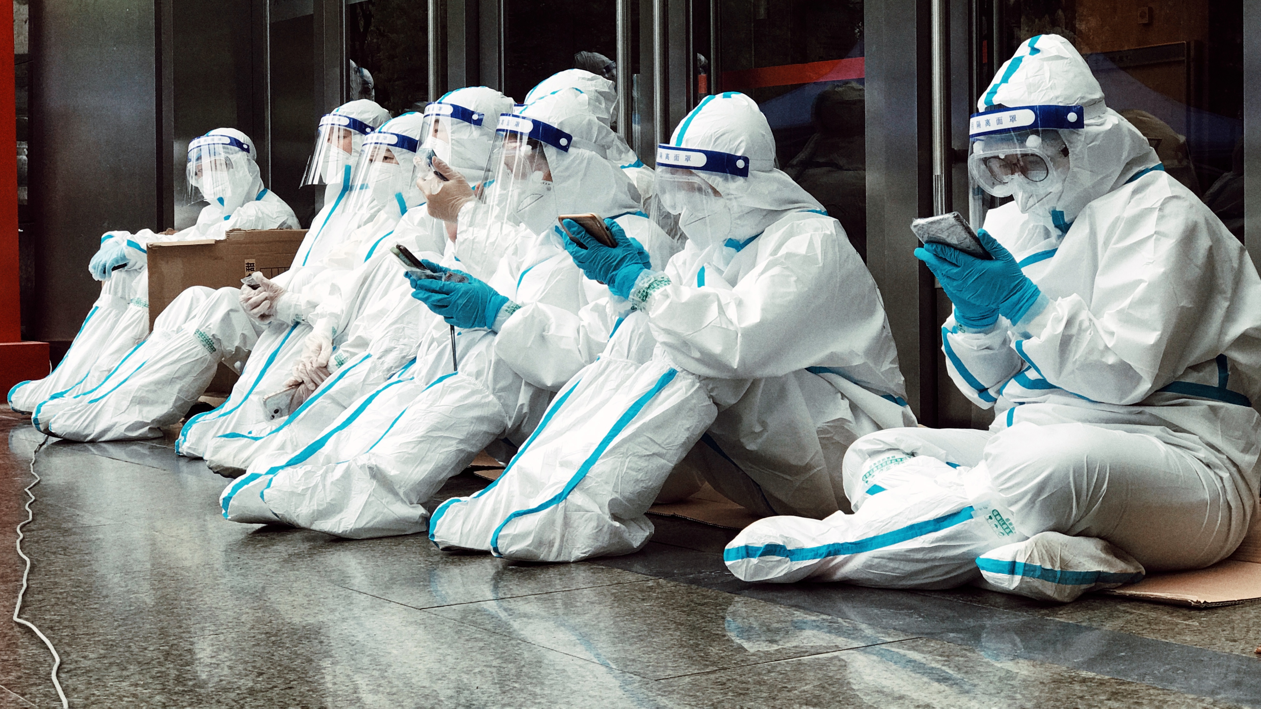 志愿者们在等待为学生送饭