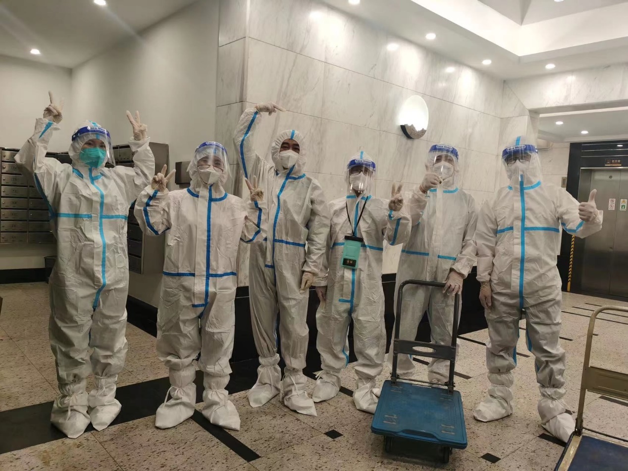 图为李志刚同志在参与志愿服务