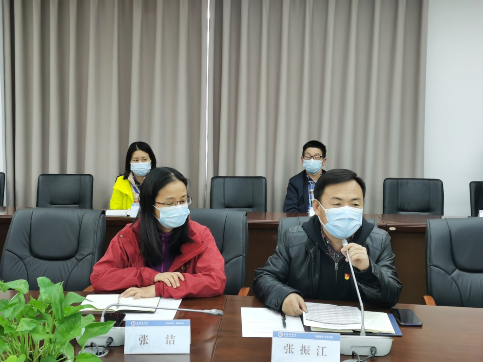 临时党支部书记张振江主持会议