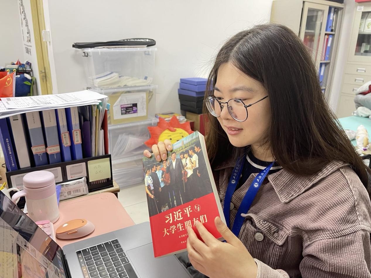 张宝颖老师在线上主题班会上为学生推荐书籍