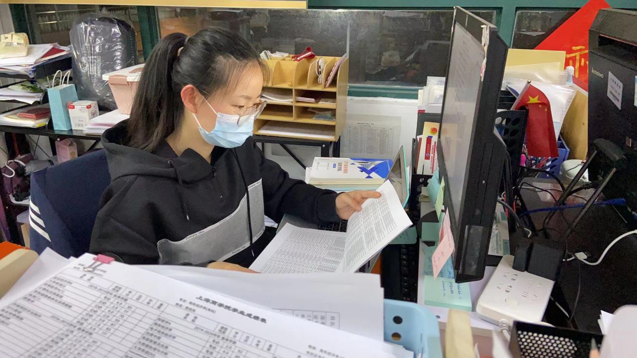 邹亚妮老师辛勤办公