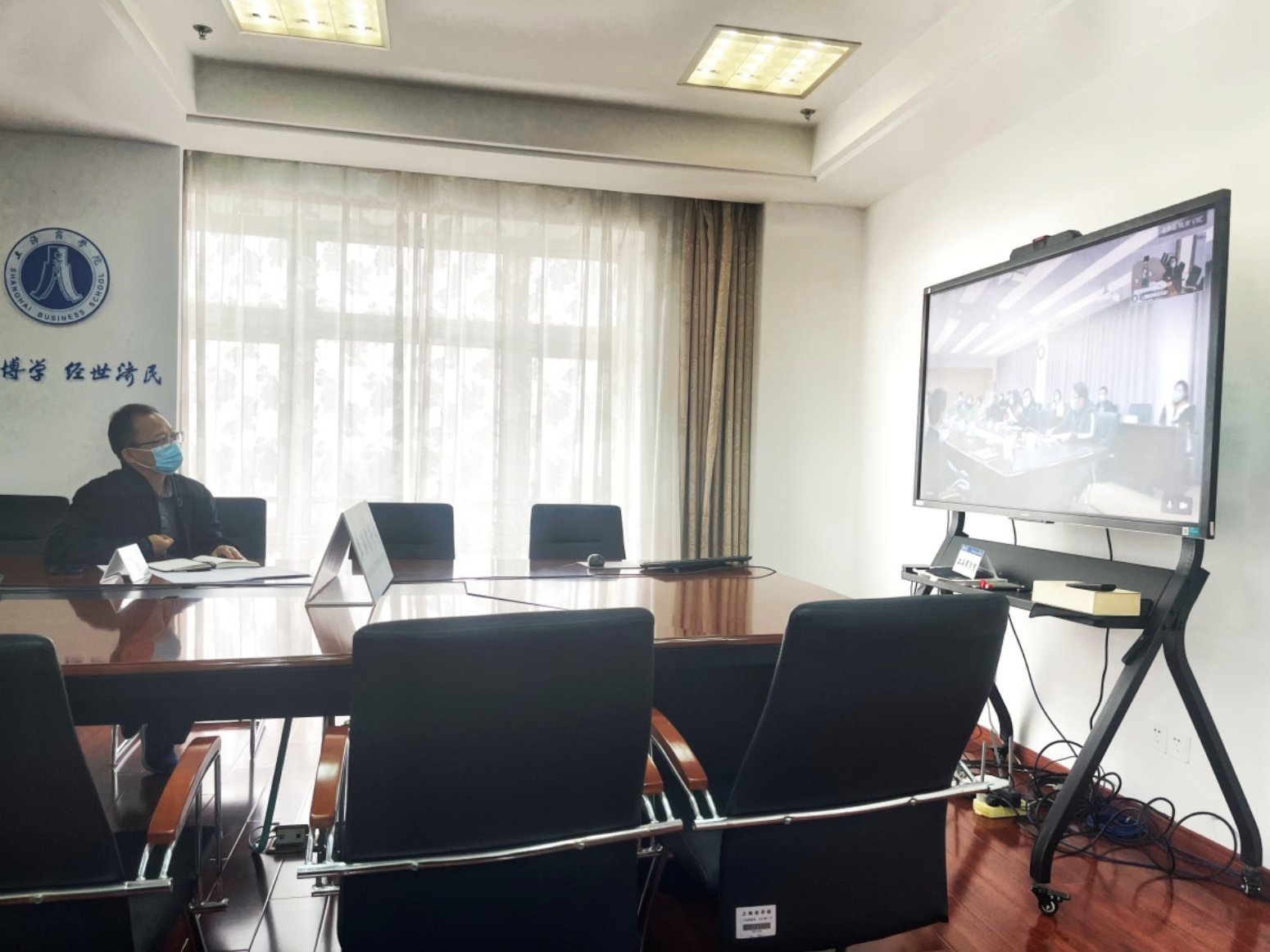 沈大明感谢并慰问奋战在徐汇一线的教职工