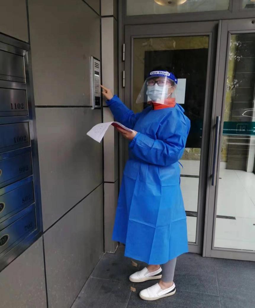 商务经济学院教职工第二党支部书记张荣佳参与小区志愿服务