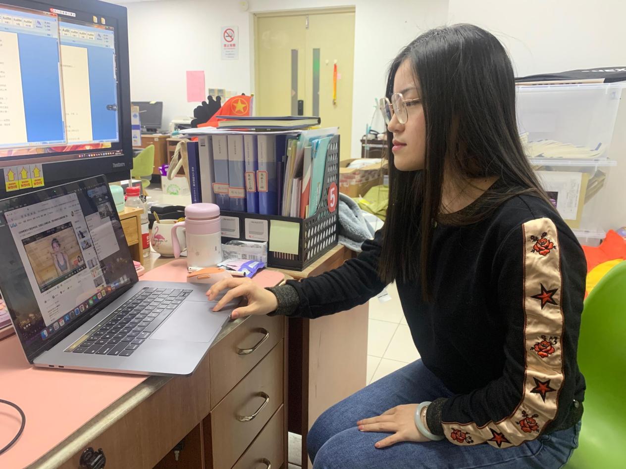 施甄钰老师与班级学生云互动