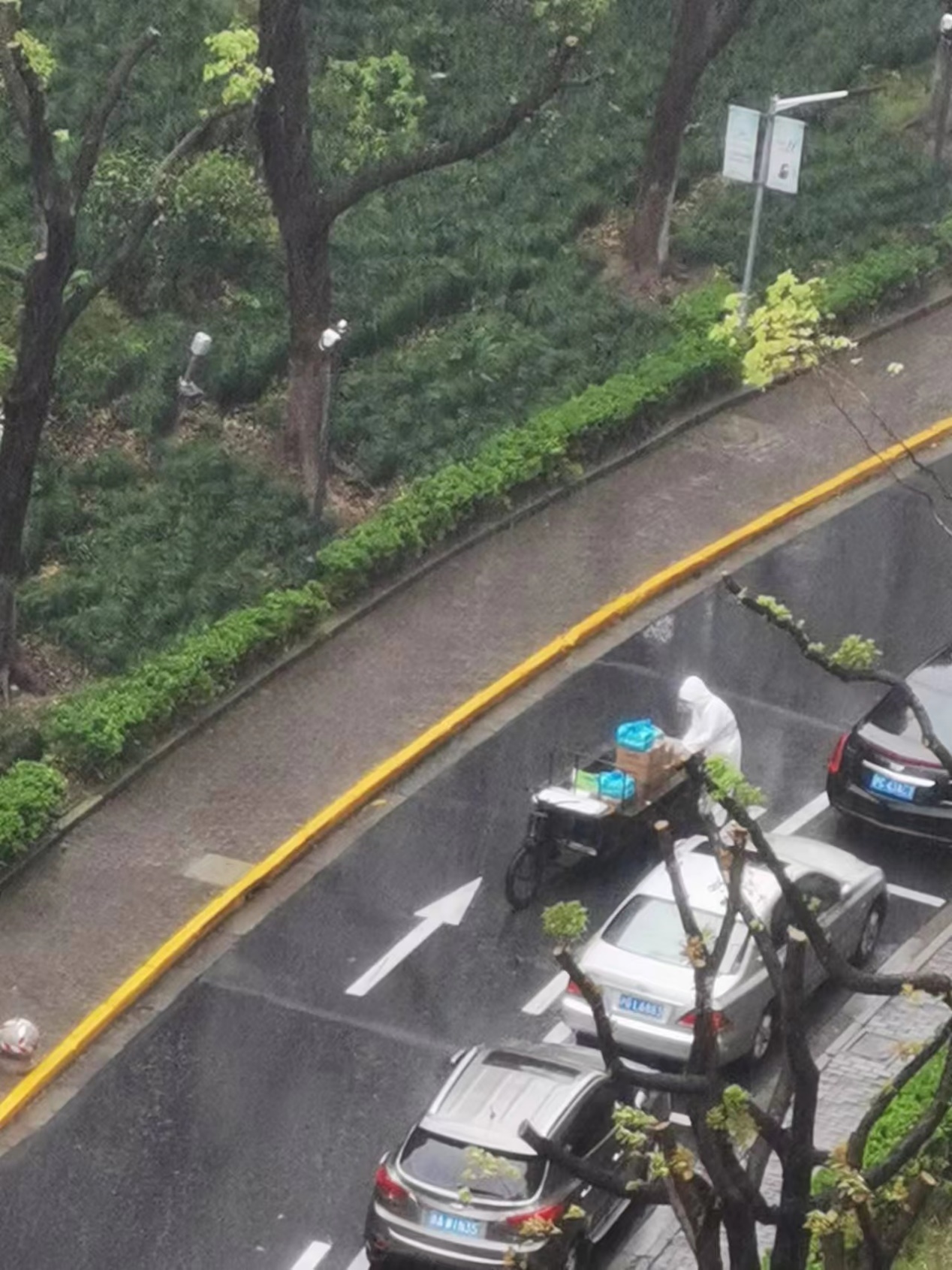 图为王宾老师参加志愿活动 图为王宾老师参加志愿活动