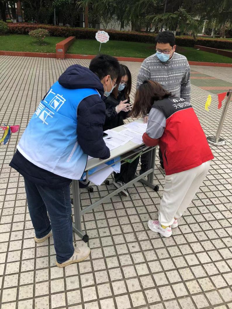 商务经济学院教职工第二党支部刘永健在校内参与志愿服务工作