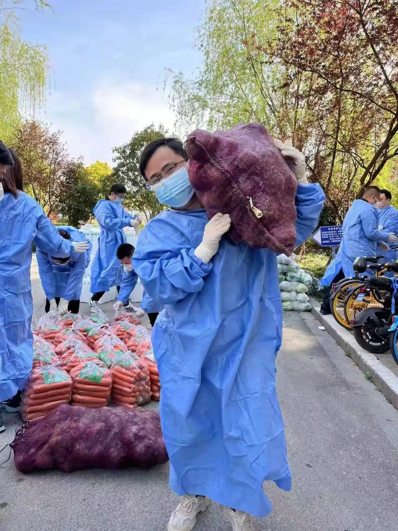 图为沈爱忠老师参加志愿活动 图为沈爱忠老师参加志愿活动