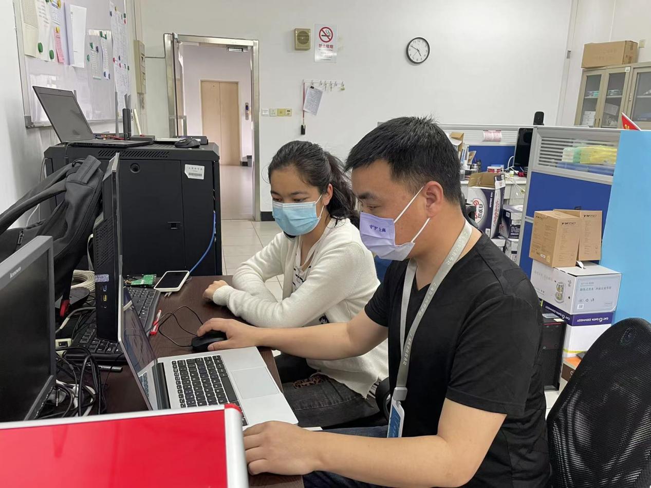  图为徐磊老师为学生安装调试课程所需软件