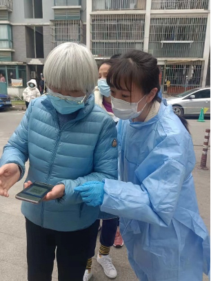 王晶老师(右一)在社区参加防疫服务