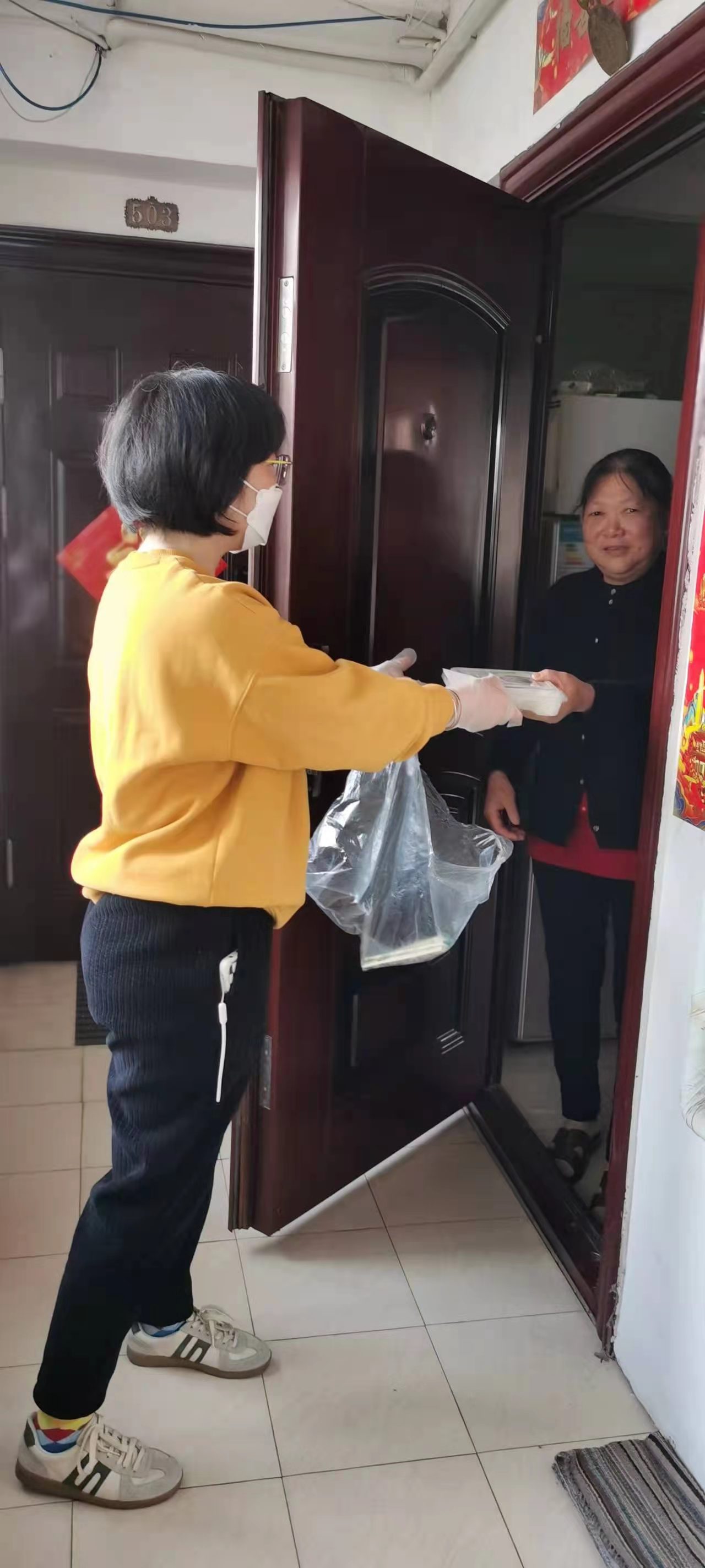 图为杨宇宬老师参加志愿活动 图为杨宇宬老师参加志愿活动