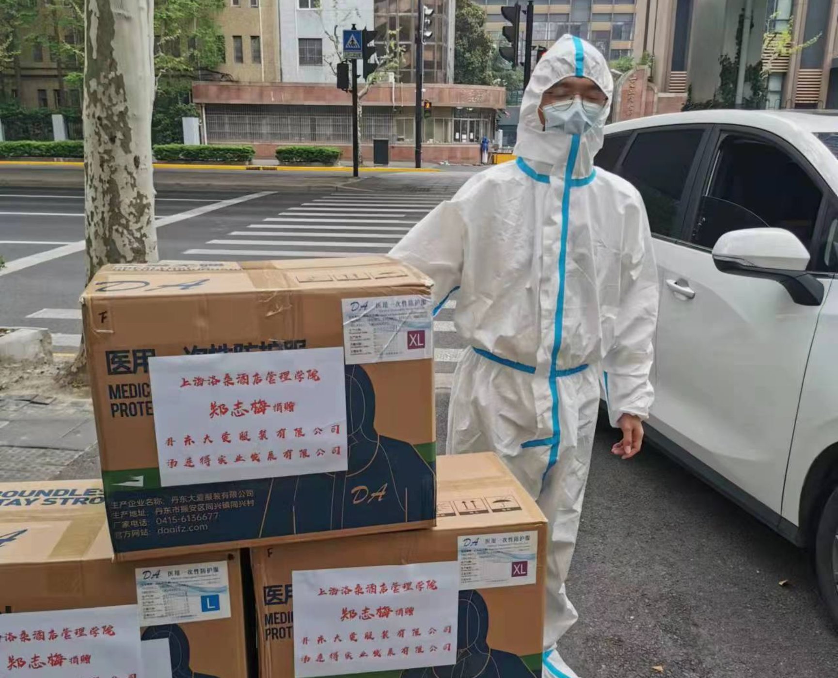 图为志愿者运送捐赠物资