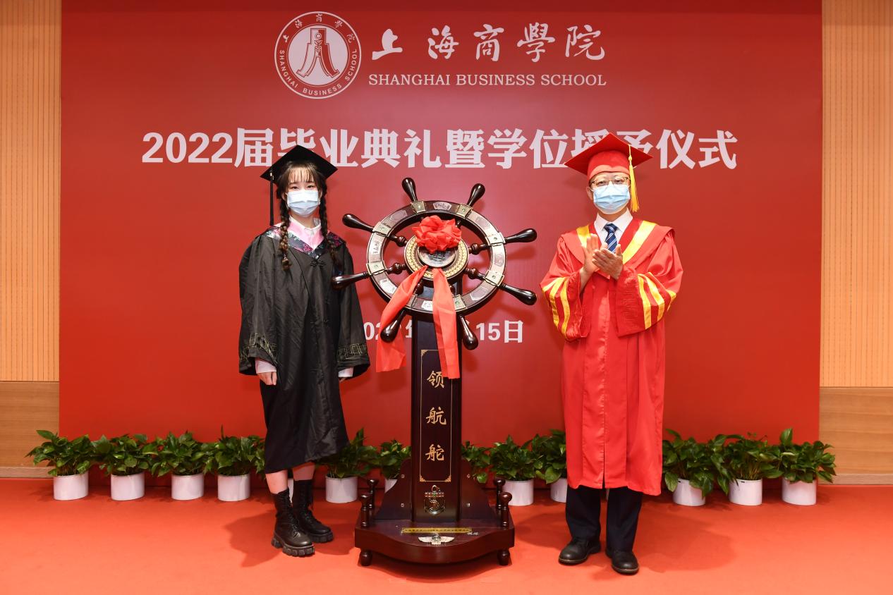 党委书记沈大明代表学校接受2022届毕业生赠送母校礼物