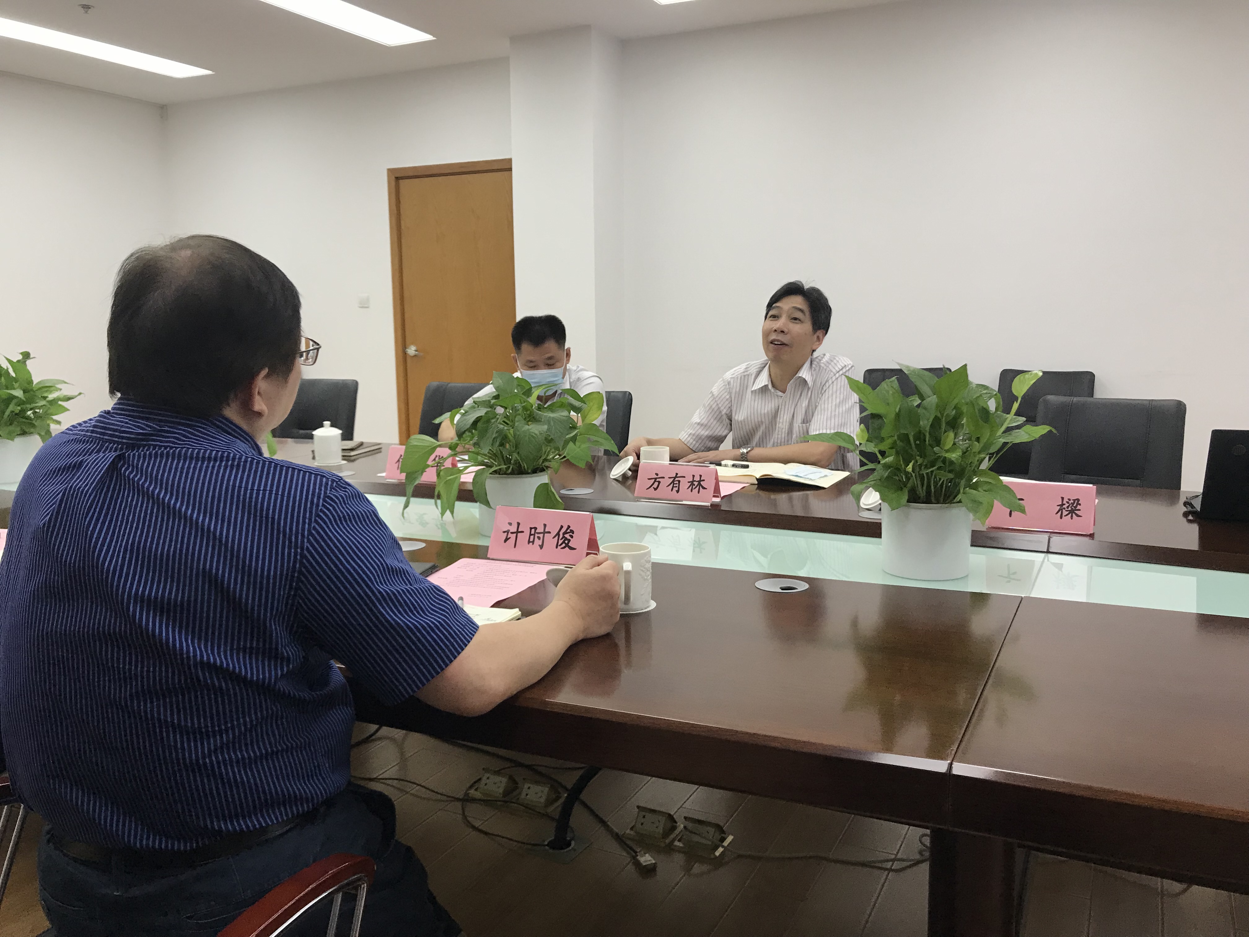 文法学院院长方有林教授进行交流 文法学院院长方有林教授进行交流