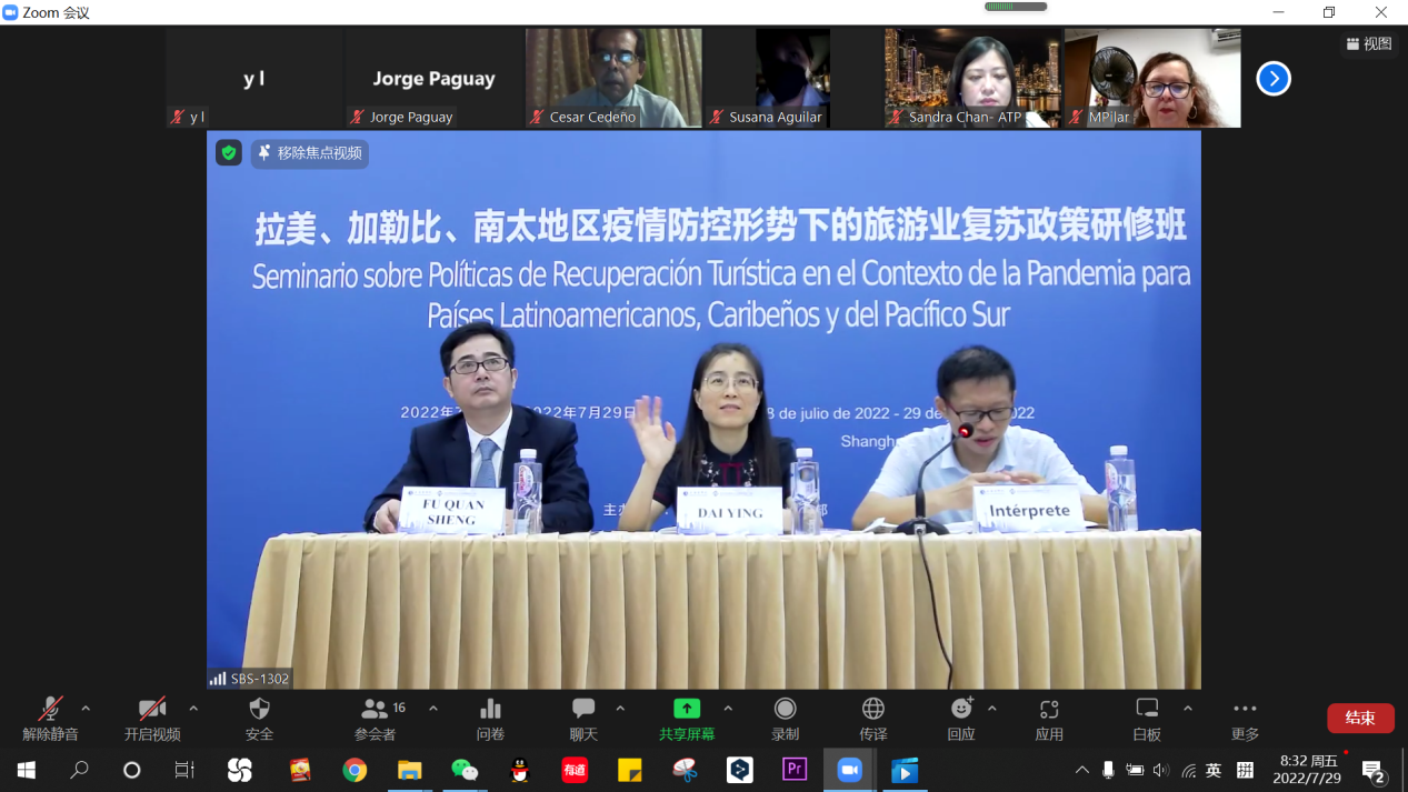 图为结业典礼的出席嘉宾戴莹、符全胜及翻译