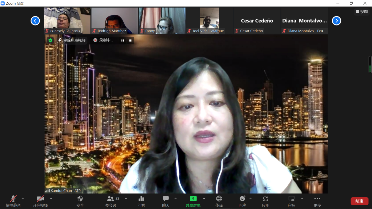 图为桑德拉·陈女士作为学员代表发言