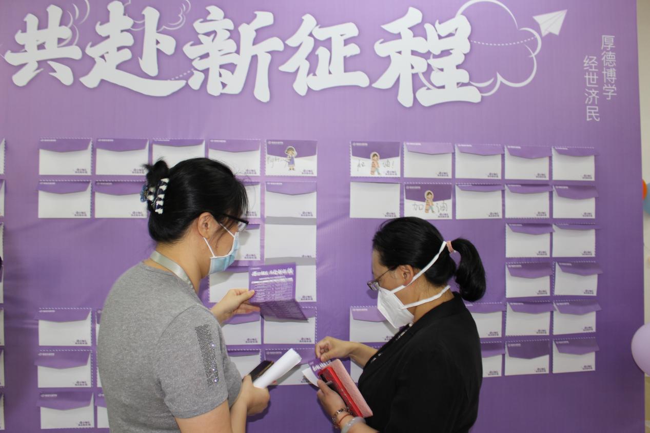 图为学校领导了解我院迎新工作 图为学校领导了解我院迎新工作