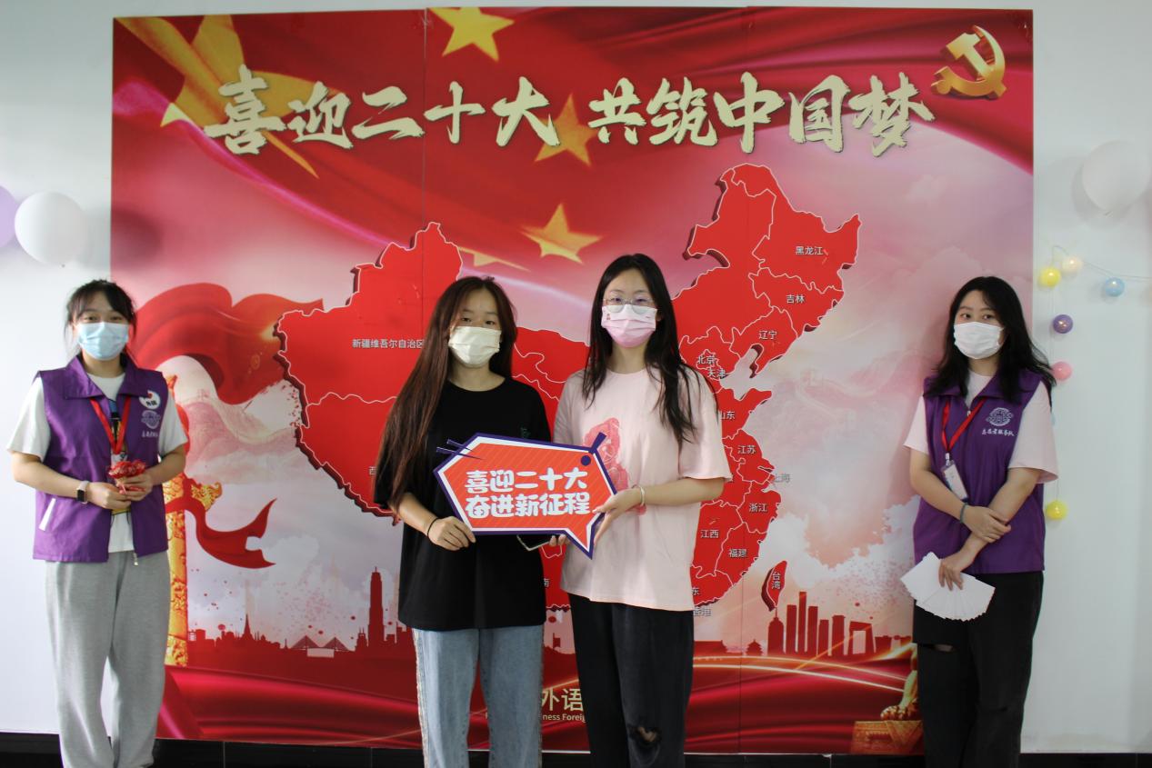 图为新生参与“喜迎二十大,共筑中国梦”特色主题活动 图为新生参与“喜迎二十大,共筑中国梦”特色主题活动