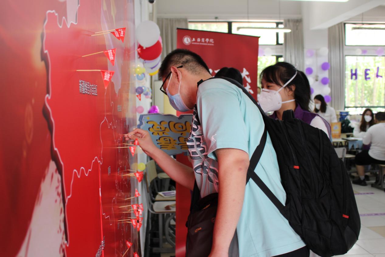 图为新生参与“喜迎二十大,共筑中国梦”特色主题活动 图为新生参与“喜迎二十大,共筑中国梦”特色主题活动