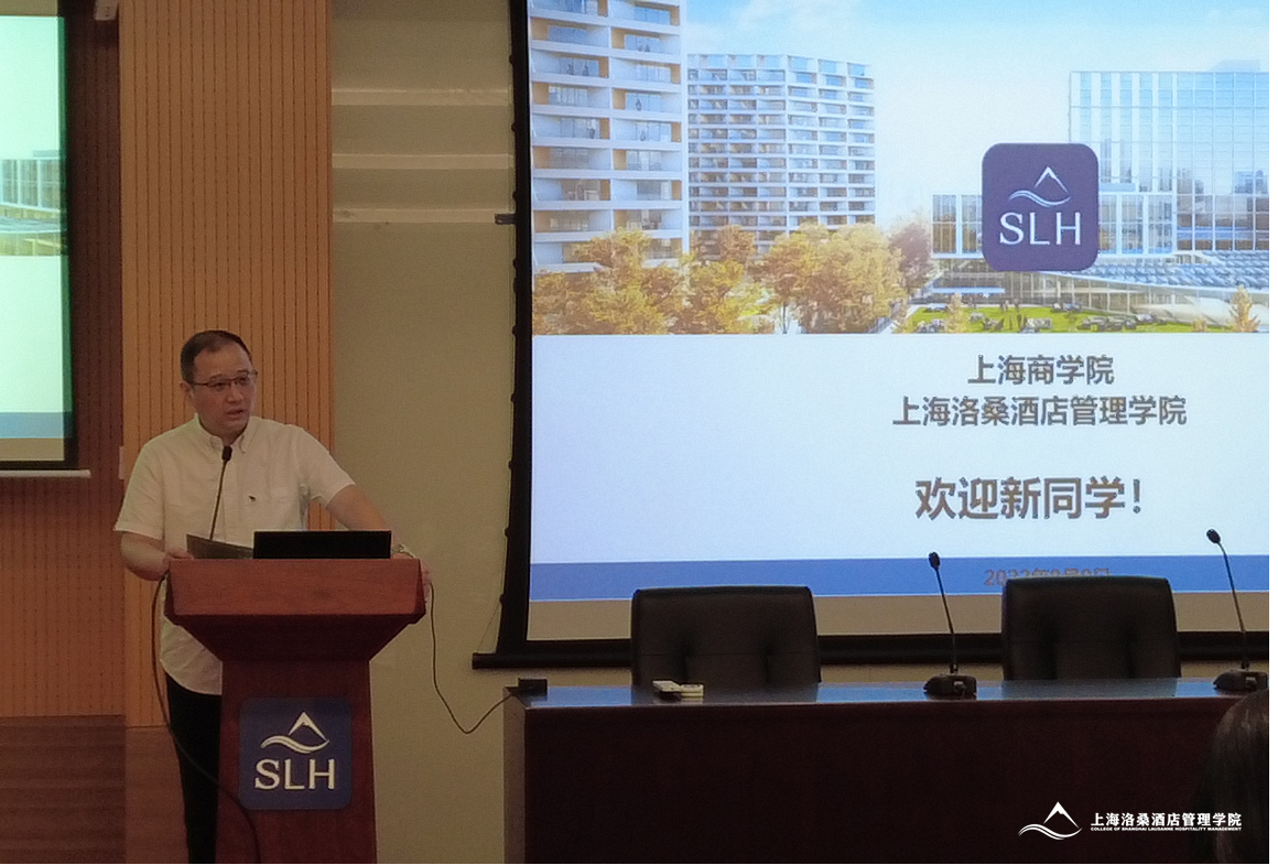 图为黄欢主持活动 图为黄欢主持活动