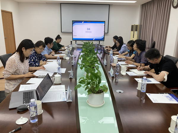 图为线下会议现场