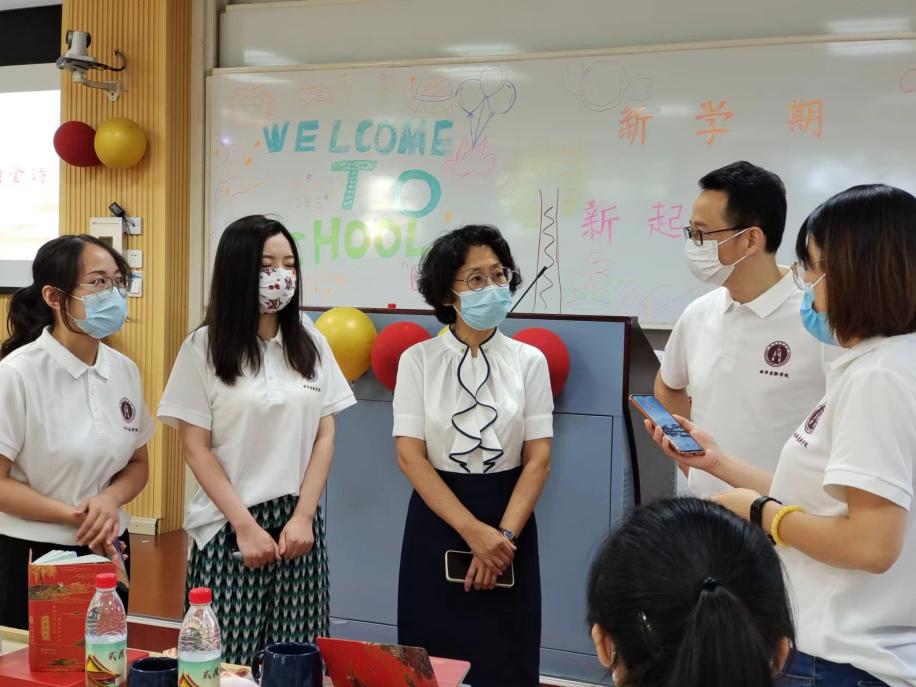 图为领导关心新生报到工作 图为领导关心新生报到工作